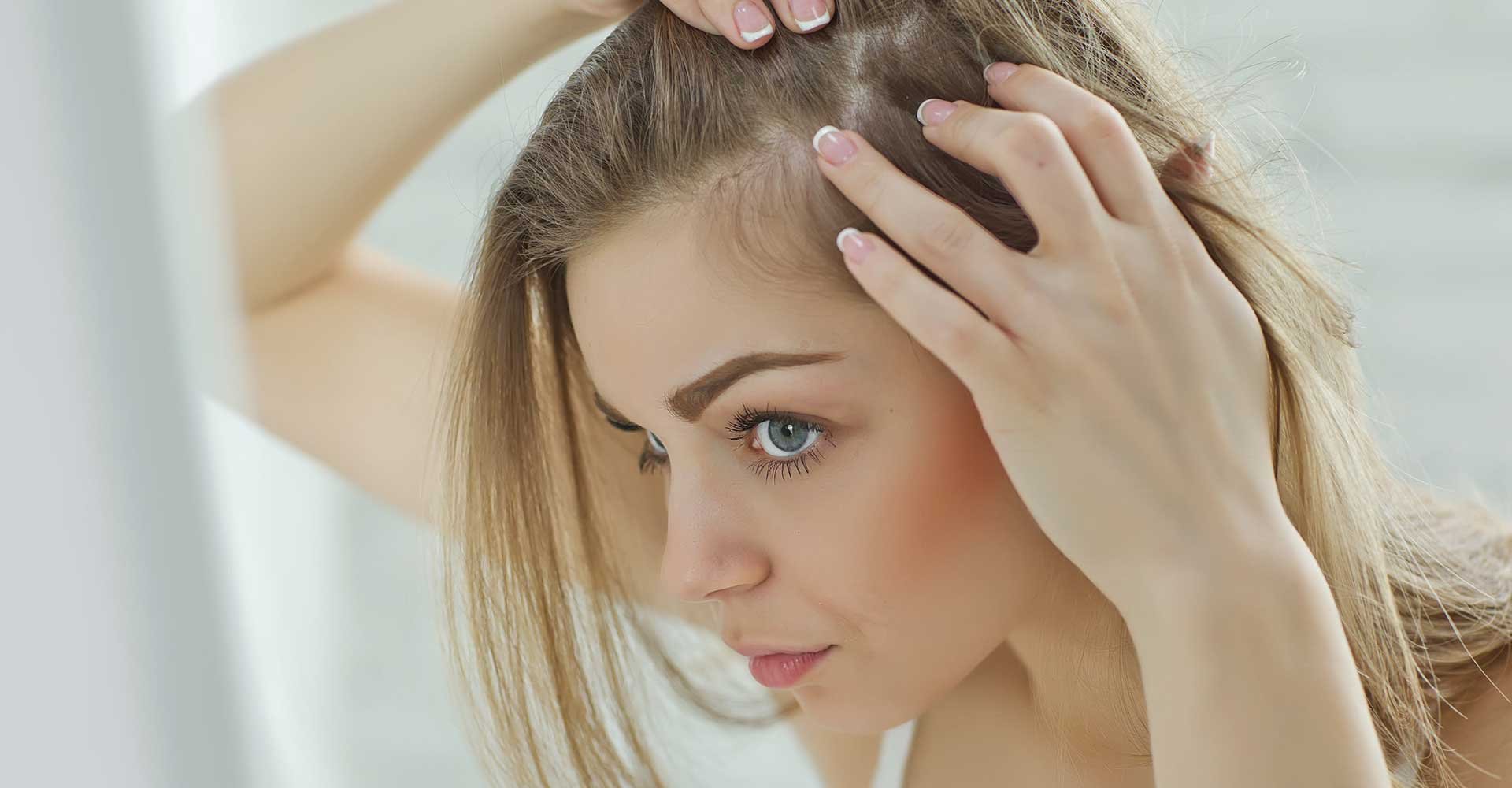 Mulher verificando seu cabelo